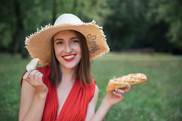 Jong aantrekkelijk meisje op een picknick in een stadspark.