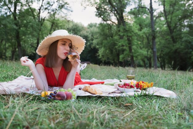 Jong aantrekkelijk meisje op een picknick in een stadspark.