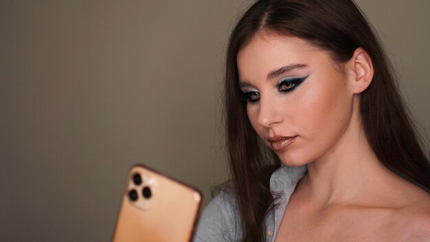 Jong aantrekkelijk model maakt een selfie na make-up in schoonheidsstudio.