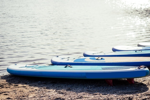 Jong aantrekkelijk stel op stand-up paddleboard in het Russische meer