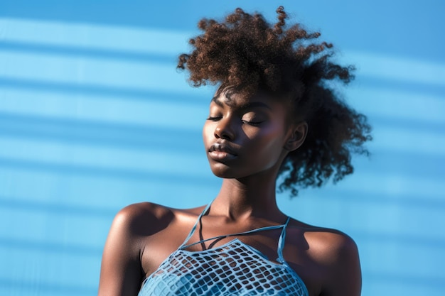 Jong Afrikaans Amerikaans vrouwenportret op heldere blauwe kleurenachtergrond
