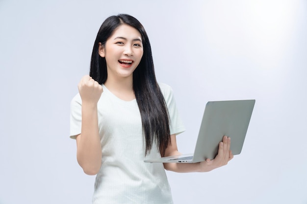 Jong Aziatisch meisje met laptop op de achtergrond
