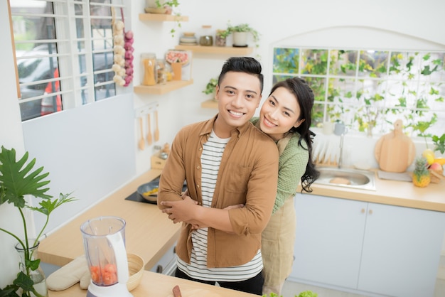 Jong Aziatisch paar koken in de keuken