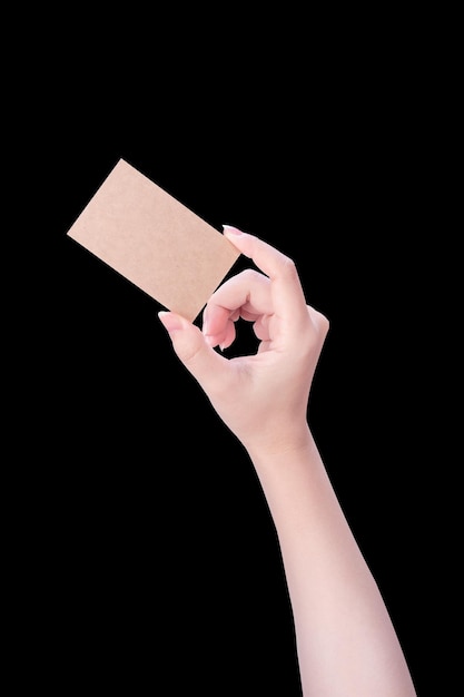 Jong Azië schoon meisje hand met een lege kraft bruine papieren kaartsjabloon geïsoleerd op zwarte achtergrond uitknippad close-up mock up uitgesneden