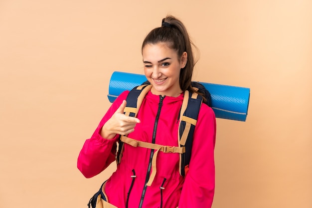 Jong bergbeklimmermeisje met een grote backpacker