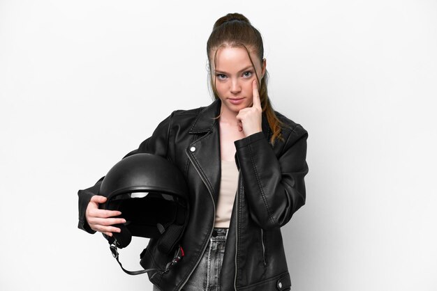 Jong blank meisje met een motorhelm