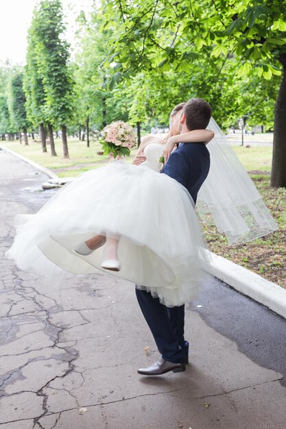 Jong bruidspaar genieten van romantische momenten