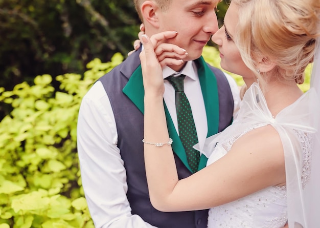 Foto jong bruidspaar genieten van romantische momenten