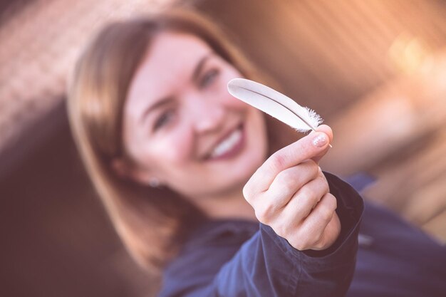 Foto jong bruinharig meisje met kaukasische veer