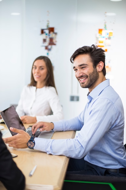 Jong commercieel team dat in modern bureau werkt