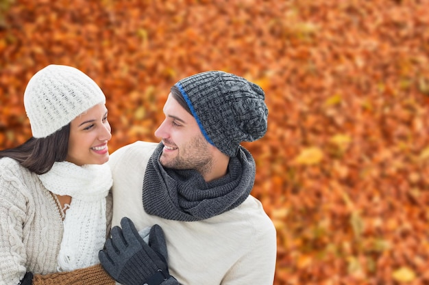 Jong de winterpaar tegen de herfstbladeren ter plaatse