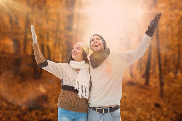 Jong de winterpaar tegen herfstbos