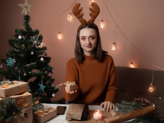 jong donkerbruin meisje dat een gift in haar hand houdt