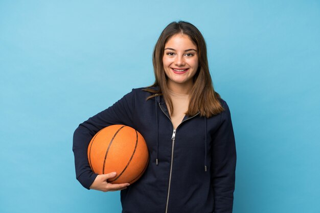 Jong donkerbruin meisje met bal van basketbal