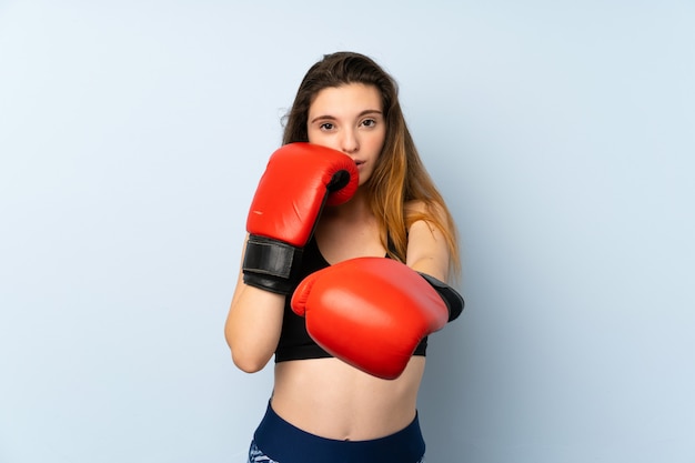 Jong donkerbruin meisje met bokshandschoenen over geïsoleerde achtergrond