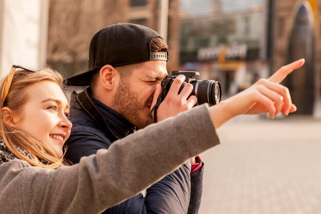 Foto jong echtpaar fotografeert met een camera