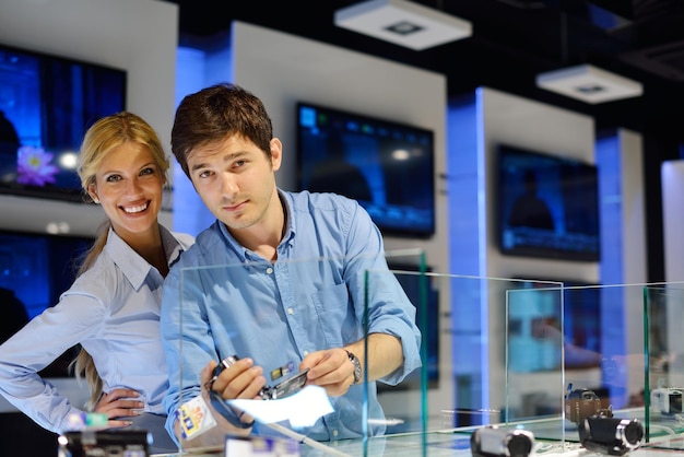 Foto jong echtpaar in een winkel voor consumentenelektronica.