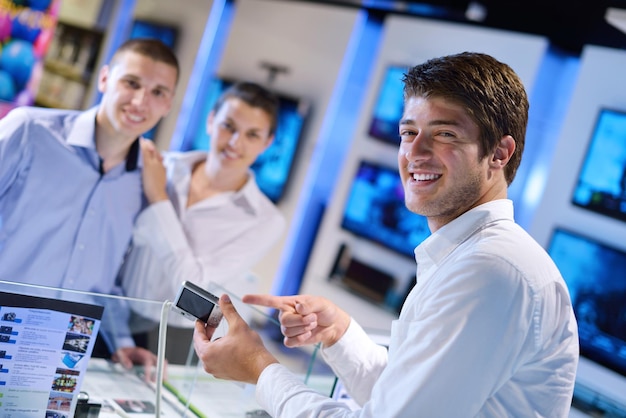 Foto jong echtpaar in een winkel voor consumentenelektronica.