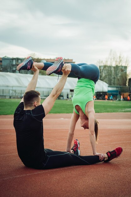 Foto jong echtpaar oefent op een sportbaan