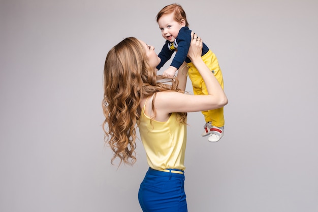 Jong en fit vrouw in casual kleding met kleine jongen.