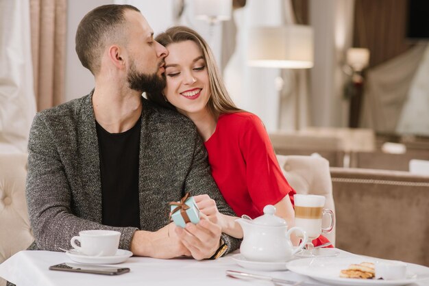 Jong en gelukkig stel praten en plezier hebben in het restaurant?