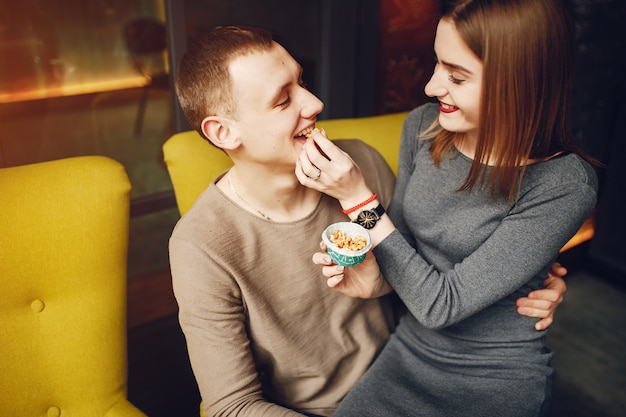 Foto jong en liefdevol paar zitten in een cafe