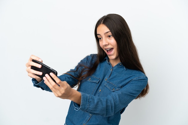 Jong Frans meisje geïsoleerd op een witte achtergrond spelen met de mobiele telefoon