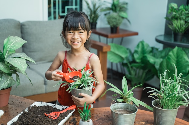 Jong geitje die en thuis planten tuinieren