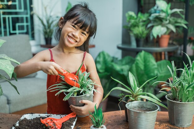 Jong geitje die en thuis planten tuinieren