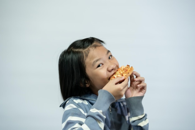 Jong geitje die pizza op witte achtergrond eten