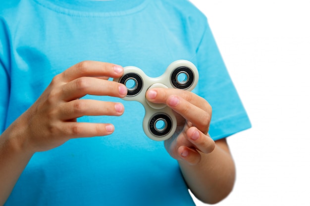 Jong geitjehand die populair fidget spinnerstuk speelgoed houden