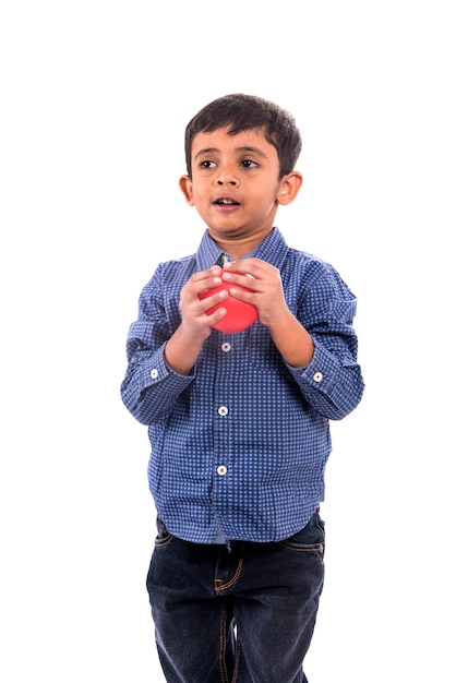 Jong geitjejongen het spelen met bal op witte muur