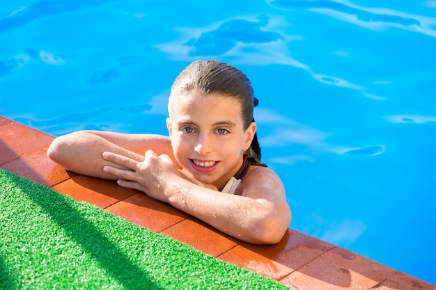 Jong geitjemeisje in zwembad bij de zomervakantie