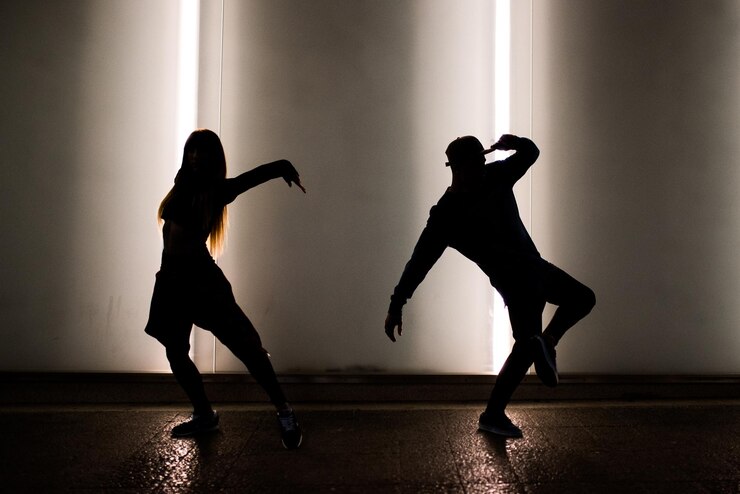 Foto jong gelukkig paar dat op straat danst?