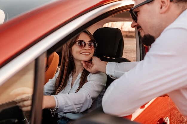 Jong gelukkig paar genieten van Road Trip