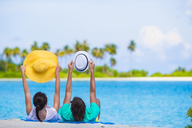 Jong gelukkig paar op wit strand bij de zomervakantie