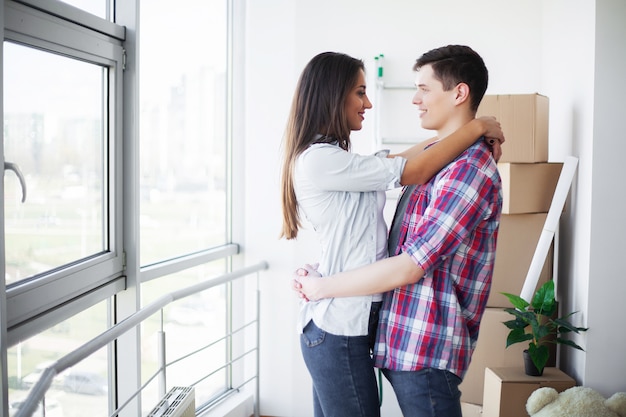 Jong gelukkig paar verhuizen naar hun nieuwe huis.