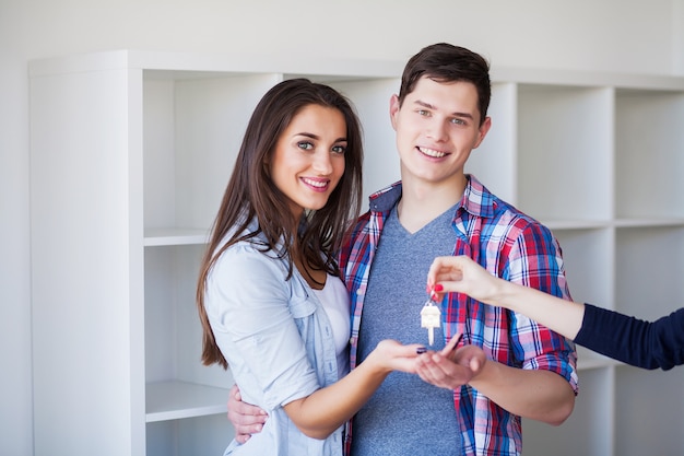 Jong gelukkig paar verhuizen naar hun nieuwe huis.