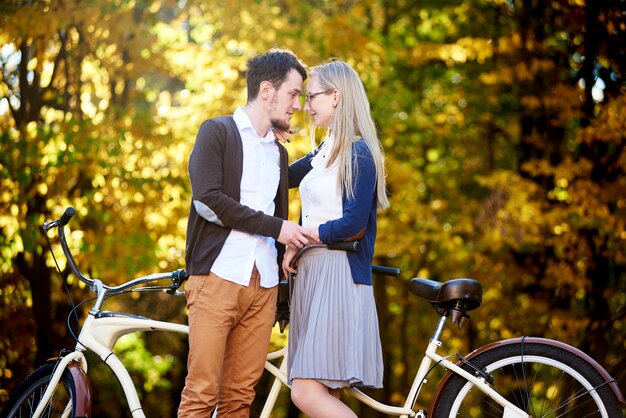 Jong gelukkig romantisch paar in liefde, man en aantrekkelijke vrouw die zich dicht bij elkaar bevinden