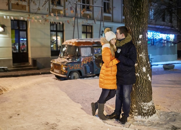 Jong gelukkig verliefde paar buitenshuis