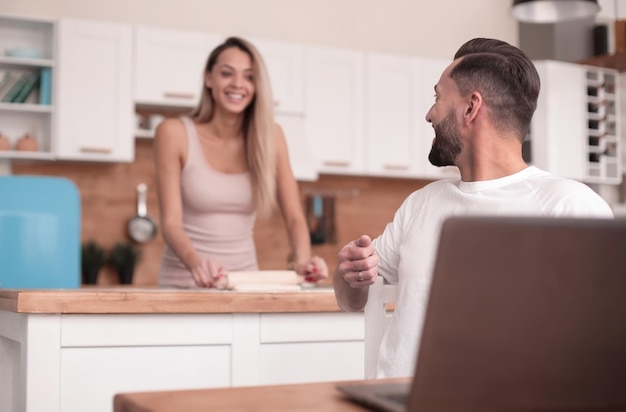 Jong getrouwd stel communiceert in hun keuken