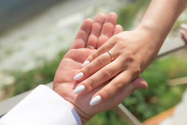 Jong getrouwd stel hand in hand ceremonie huwelijksdag