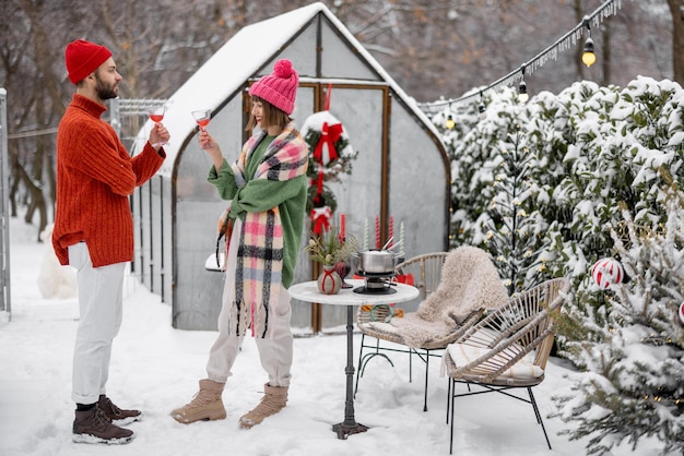 Jong gezin brengt de winter buiten door