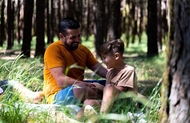 Jong gezin dat samen goede tijd doorbrengt in het bos Concept van hechte familierelaties