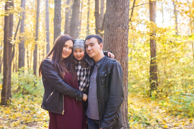 Jong gezin gelukkig in herfst park