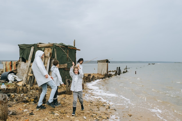 jong gezin heeft plezier in de buurt van de barakken op het meer