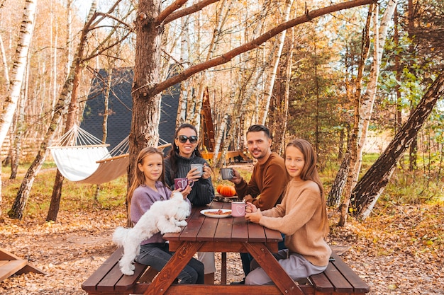 Jong gezin in de herfst op picknick. Familie camping