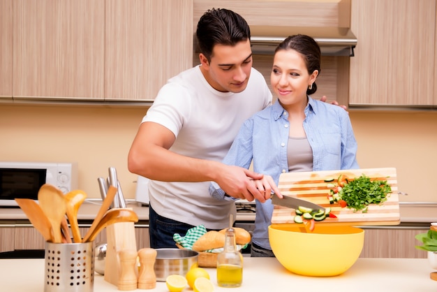 Jong gezin in de keuken