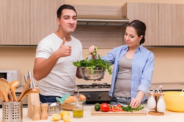 Jong gezin in de keuken