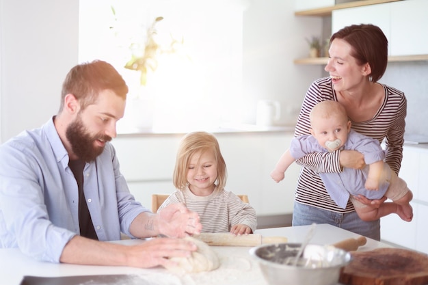 Jong gezin met dochter en zoon in de keuken